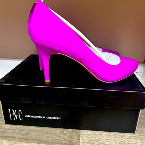 NWTB, INC International Concepts Magenta, Velvet Stunning, Statement Heels, Sz 8 - Picture 3 of 8